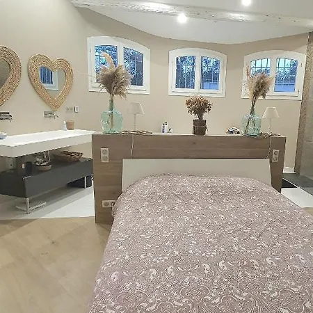 Thais ヴィラ ニーム