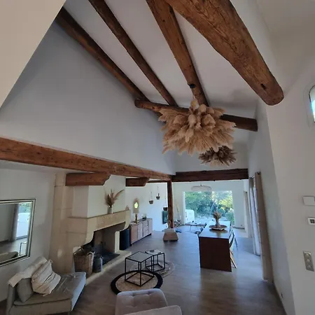 Thais Villa Nimes