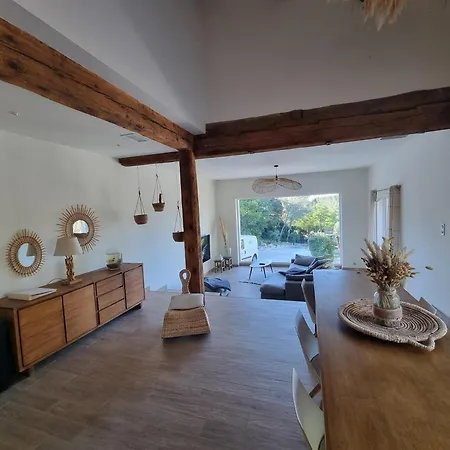 Thais Villa Nimes