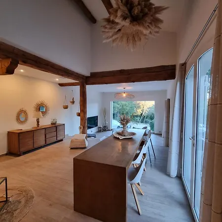 Thais Villa Nimes