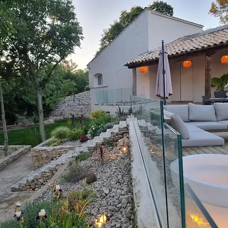 Thais Villa Nimes
