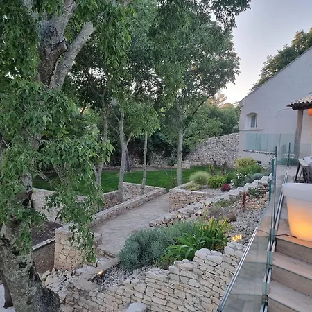 Thais Villa