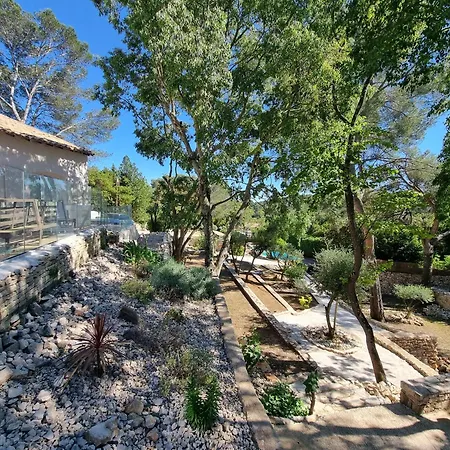 Thais Villa Nimes