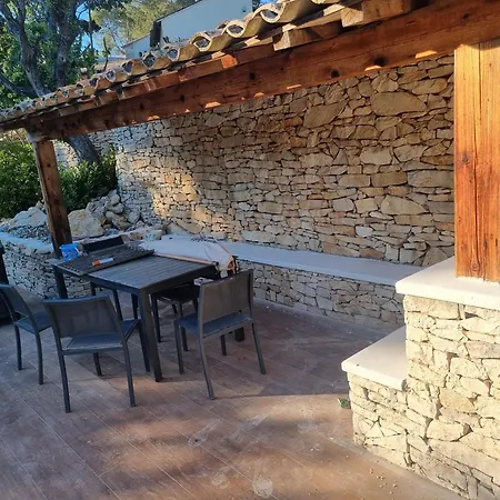 Thais Villa