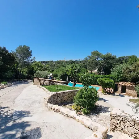 Thais Villa Nimes